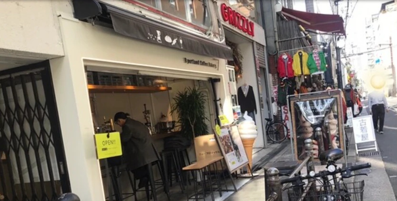 アメ村の商店街に面した店頭と通りの様子