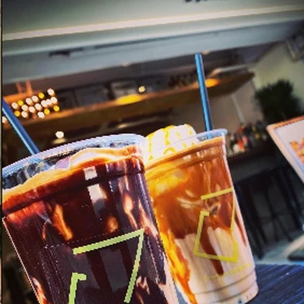 持ち歩けるカップのアイスコーヒー