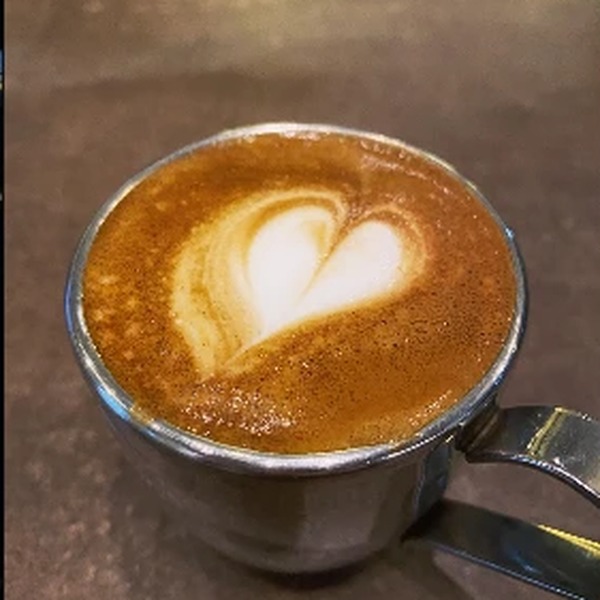 ハート型のラテアートが入ったカフェラテ