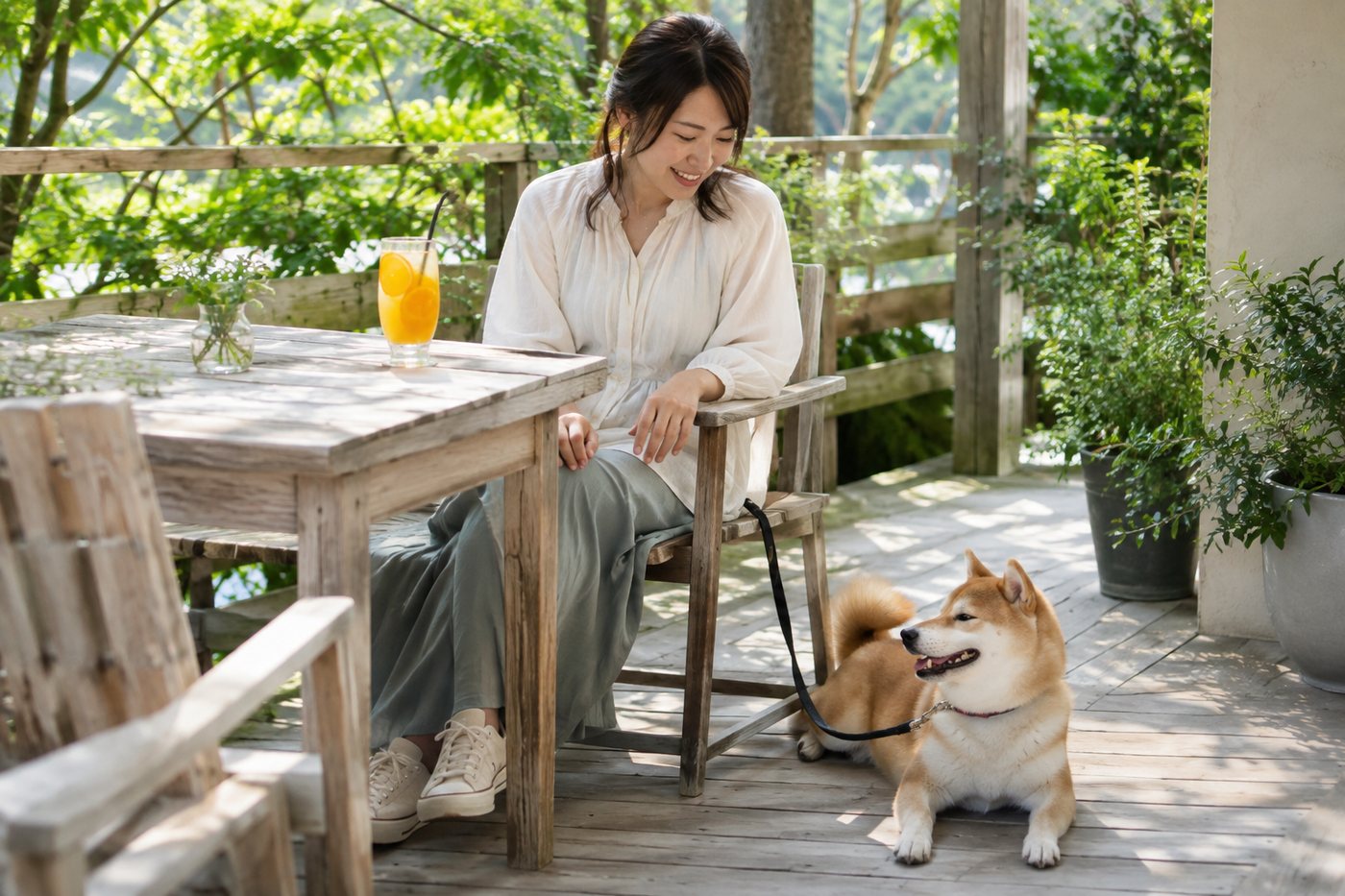 テラス席で愛犬と一緒にくつろぐ、30代の日本人女性